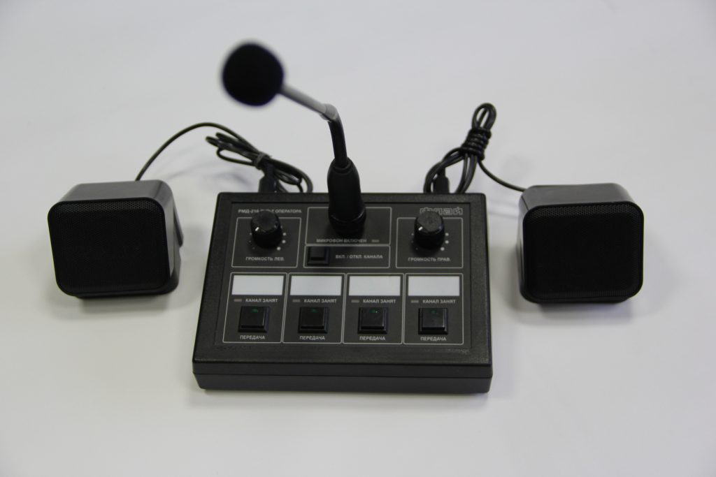 пульт оператора ПО-4РК, внешний вид с микрофоном на гибкой стойке и внешними громкоговорителями